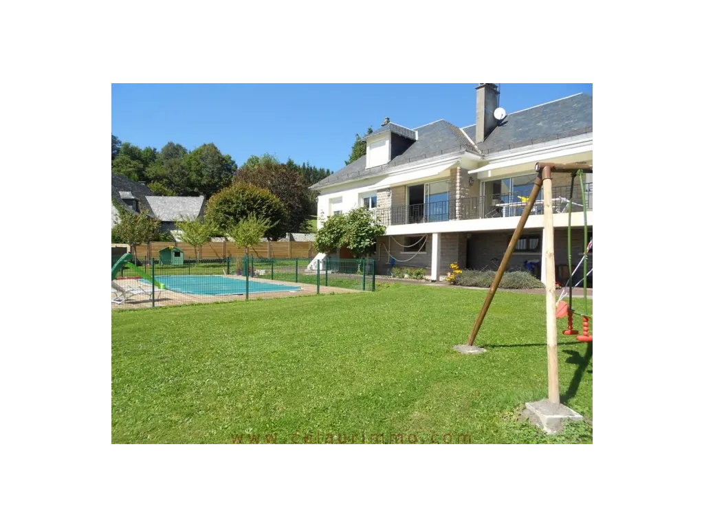 NICE HOUSE WITH POOL AND SIGHT ON EGLETONS