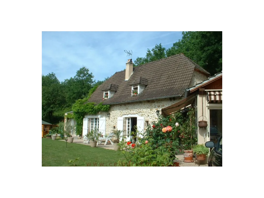 PRETTY COUNTRY HOUSE RESTORED WITH A VIEW