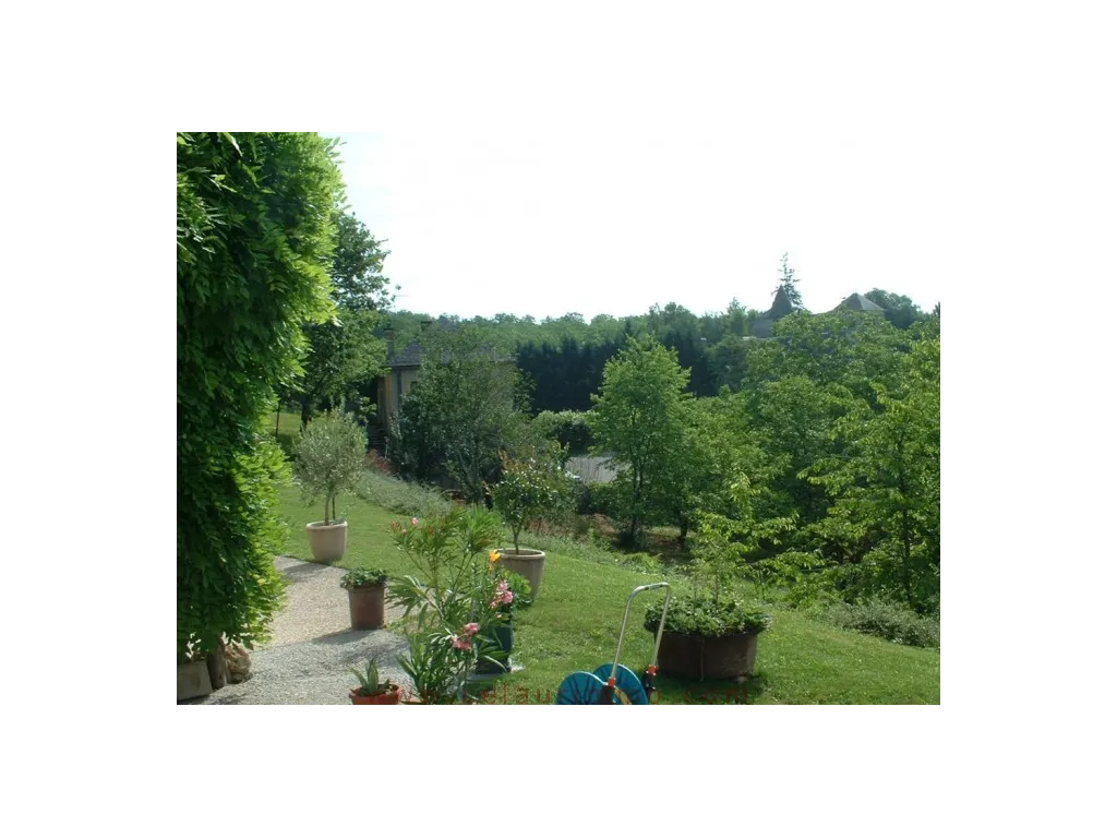 PRETTY COUNTRY HOUSE RESTORED WITH A VIEW