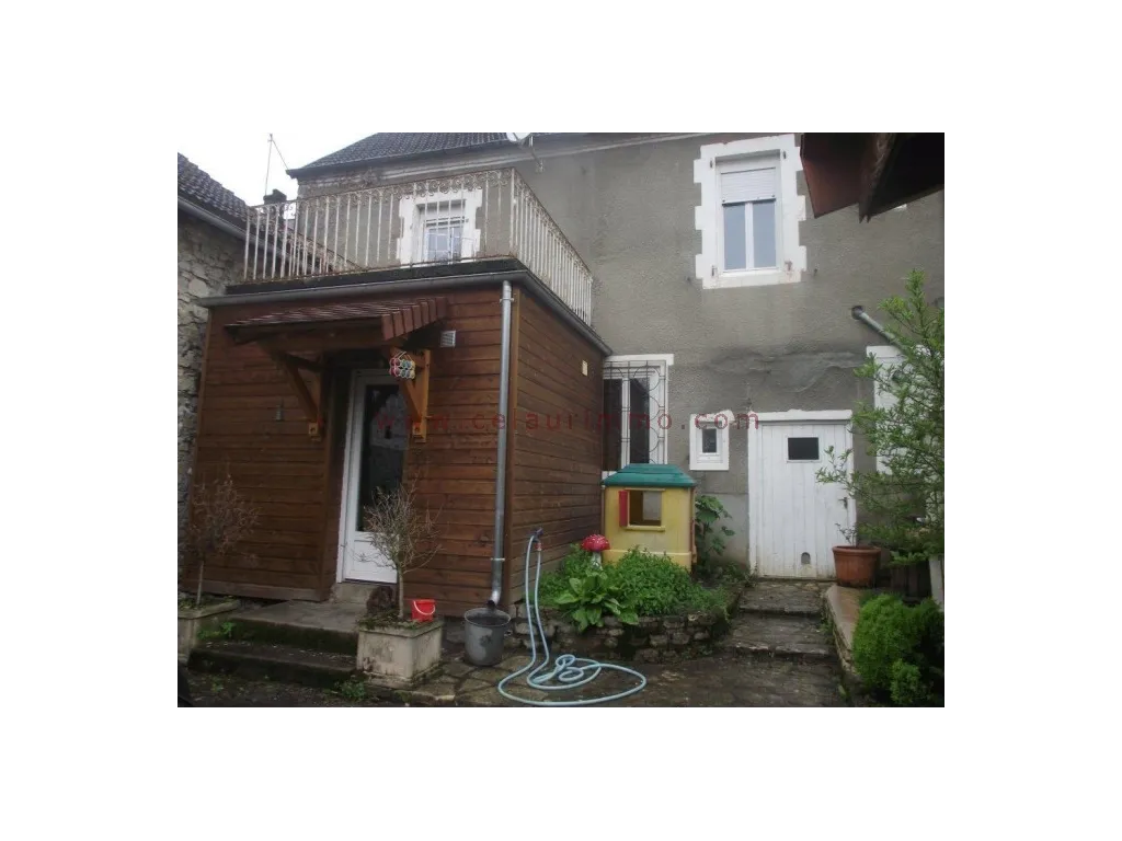 VERY PRETTY VILLAGE HOUSE