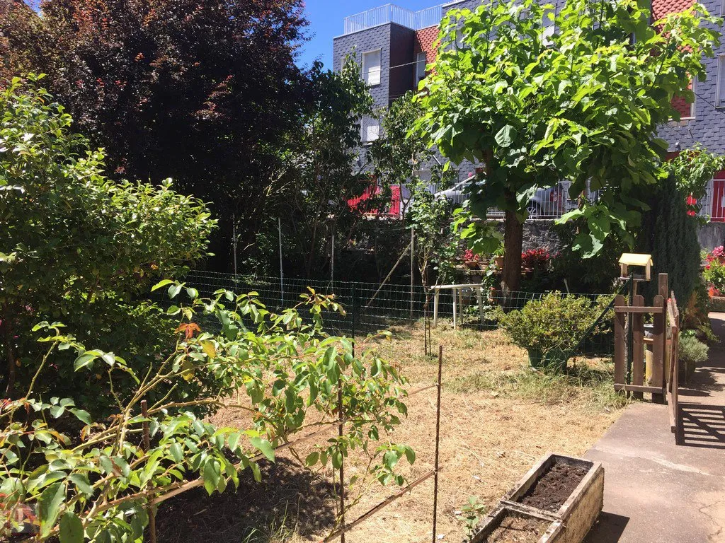 HOUSE WITH TWO APPARTMENTS AND GARDEN