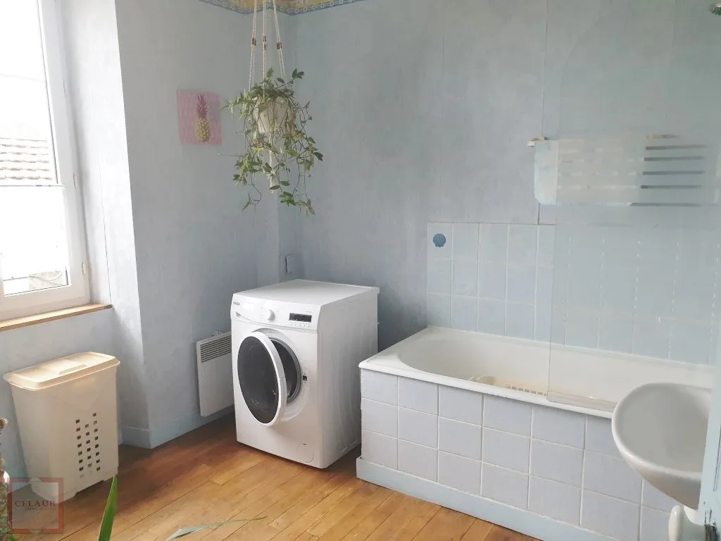 FAMILY HOUSE CLOSE TO SHOPS