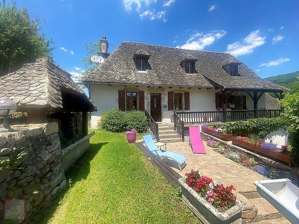 MAISON DE PAYS AVEC DEPENDANCES BORD DORDOGNE