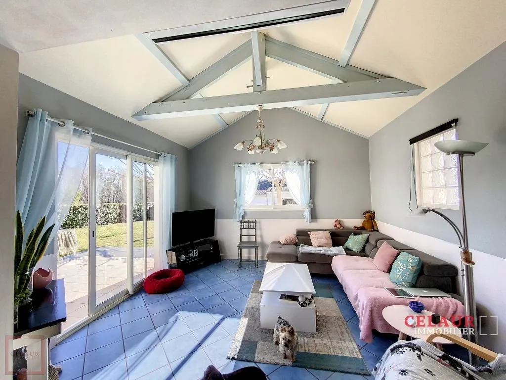 SINGLE FLOOR OF 2006 WITH SWIMMING POOL AND DEPENDENCY ON 1HA - Dupli