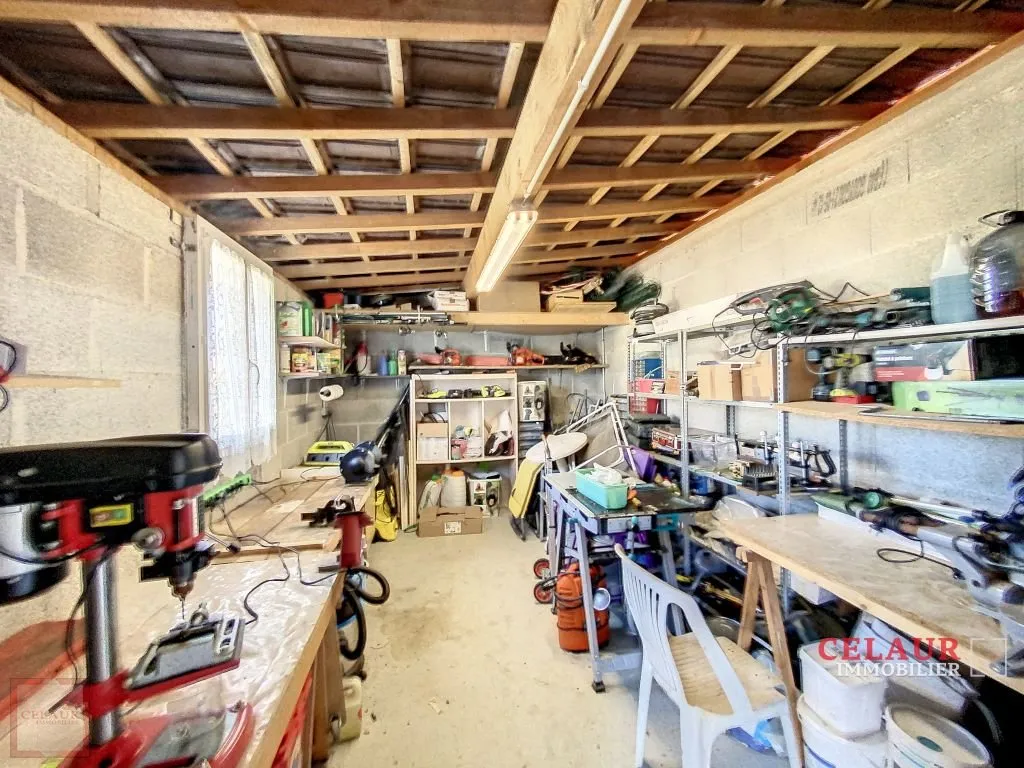 SINGLE FLOOR OF 2006 WITH SWIMMING POOL AND DEPENDENCY ON 1HA - Dupli