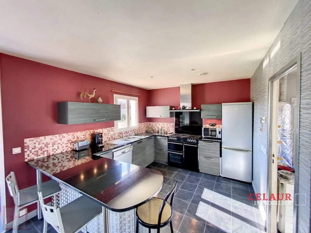 SINGLE FLOOR OF 2006 WITH SWIMMING POOL AND DEPENDENCY ON 1HA - Dupli