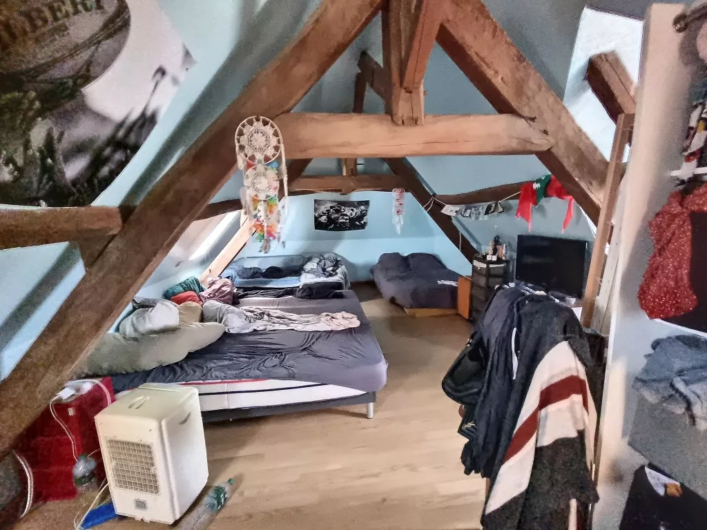 MAISON EN PIERRE AVEC SON HANGAR ET PANNEAUX SOLAIRES