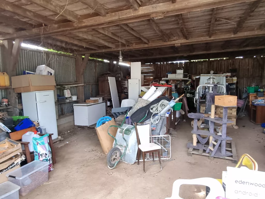 MAISON EN PIERRE AVEC SON HANGAR ET PANNEAUX SOLAIRES