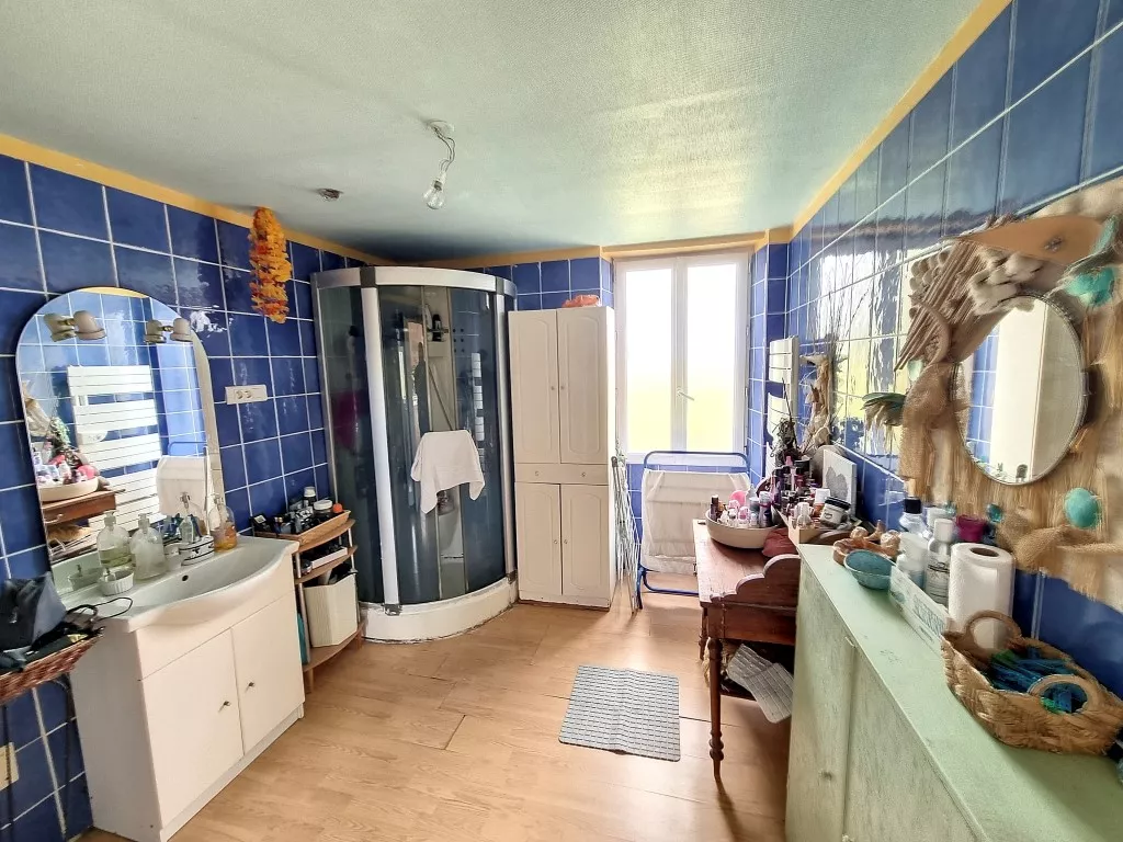 MAISON EN PIERRE AVEC SON HANGAR ET PANNEAUX SOLAIRES