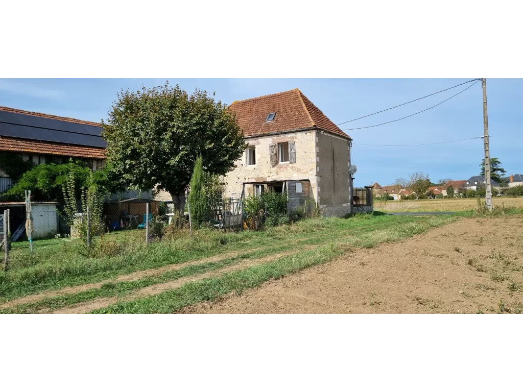 MAISON EN PIERRE AVEC SON HANGAR ET PANNEAUX SOLAIRES