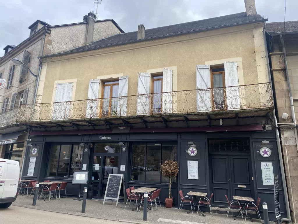 IMMEUBLE AVEC FONDS DE COMMERCE + 2 APPARTEMENTS