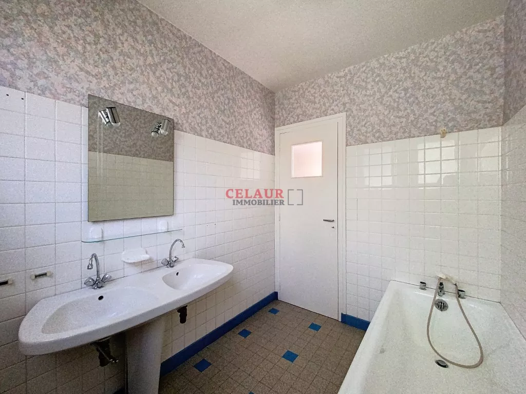 Maison en pierre situ&eacute;e au calme