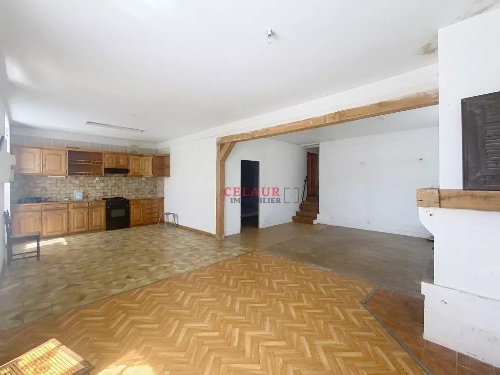 Long&egrave;re en pierres avec environ 8500m&sup2; de terrain