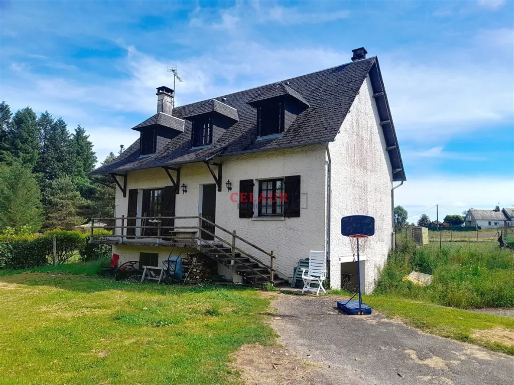 Maison familiale, sous-sol total et jardin.
