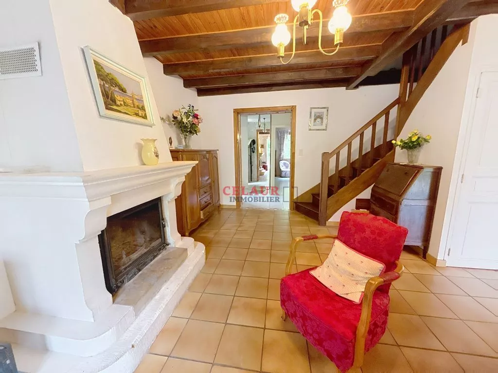 Sans voisins, sur 1 ha de terrain, maison et d&eacute;pendance avec &eacute;tang