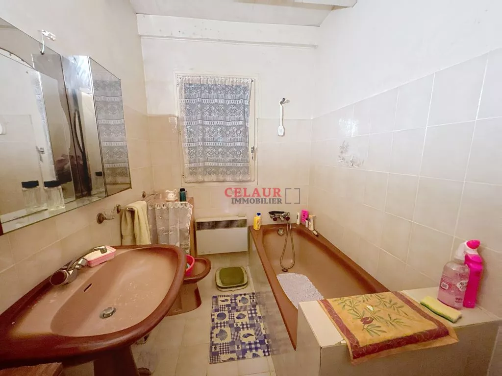 Sans voisins, sur 1 ha de terrain, maison et d&eacute;pendance avec &eacute;tang