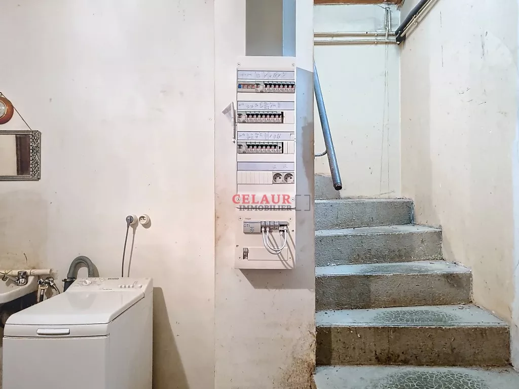 Villa en pierres s&egrave;ches avec vue panoramique .