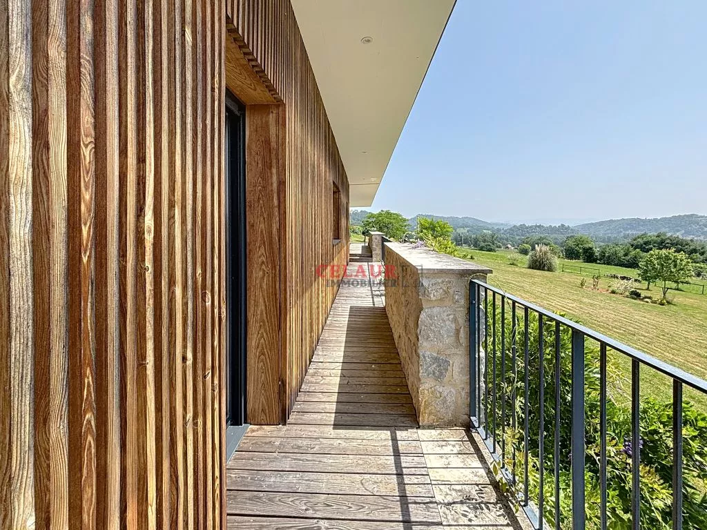ARCHITECT-DESIGNED HOUSE ON 5000 M&sup2; WITH PANORAMIC VIEW - Dupli