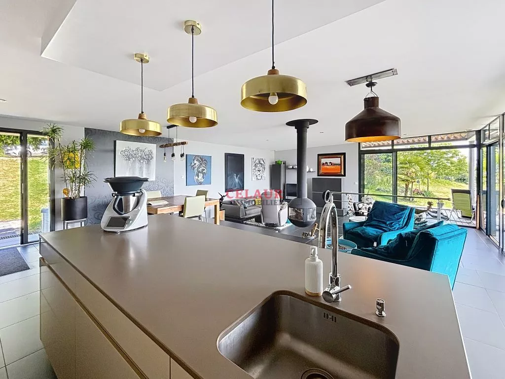 ARCHITECT-DESIGNED HOUSE ON 5000 M&sup2; WITH PANORAMIC VIEW - Dupli