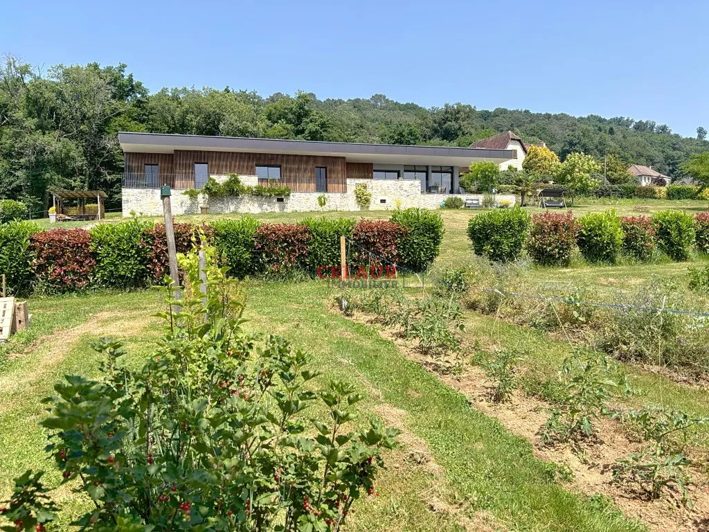 ARCHITECT-DESIGNED HOUSE ON 5000 M&sup2; WITH PANORAMIC VIEW - Dupli