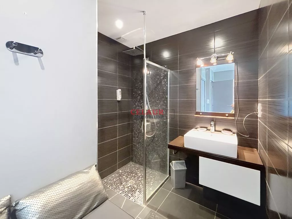 ARCHITECT-DESIGNED HOUSE ON 5000 M&sup2; WITH PANORAMIC VIEW - Dupli