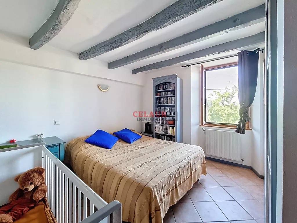 Ensemble immobilier en pierre avec piscine