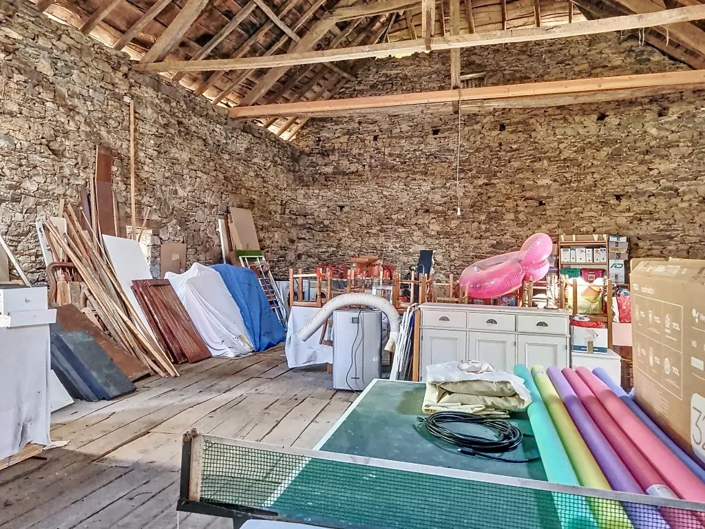 Ensemble immobilier en pierre avec piscine