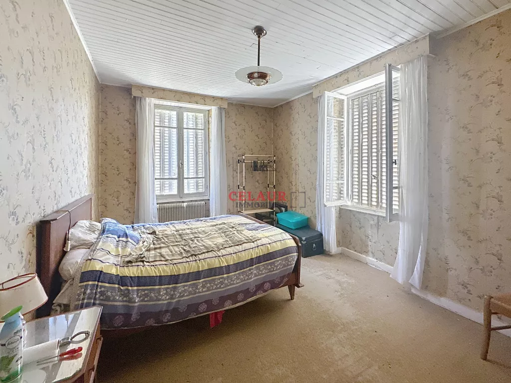 MAISON EN PIERRES AVEC TERRAINS ET DEPENDANCES