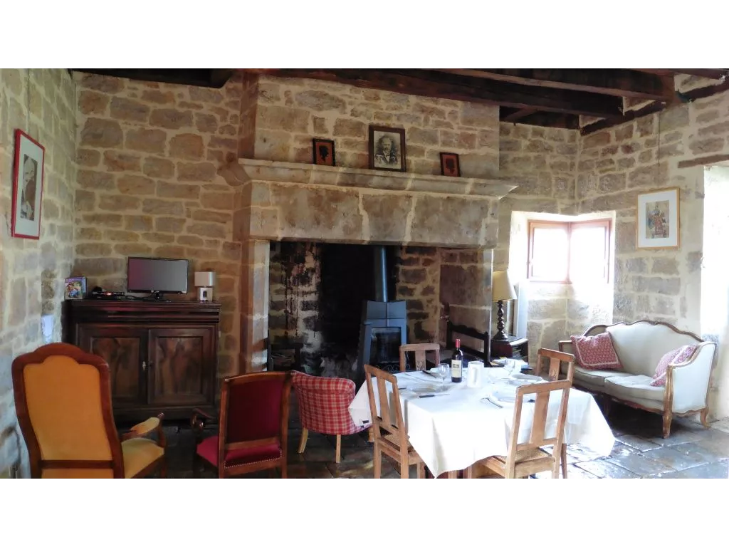 Maison en pierre avec jardin