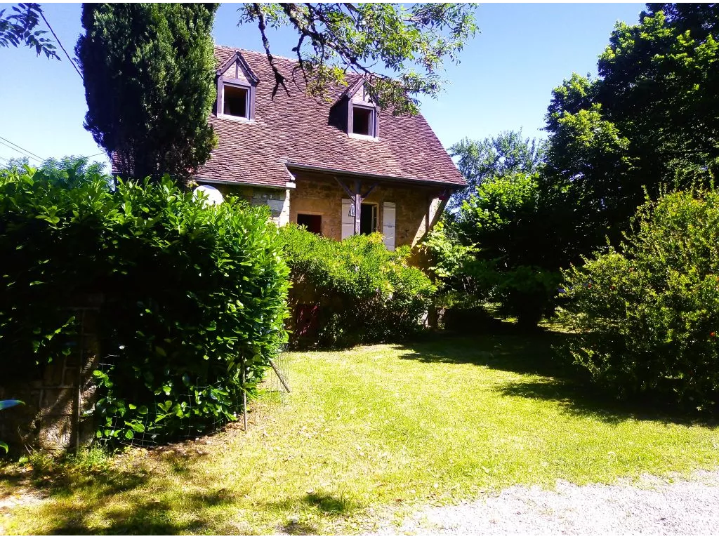 Maison en pierre avec jardin