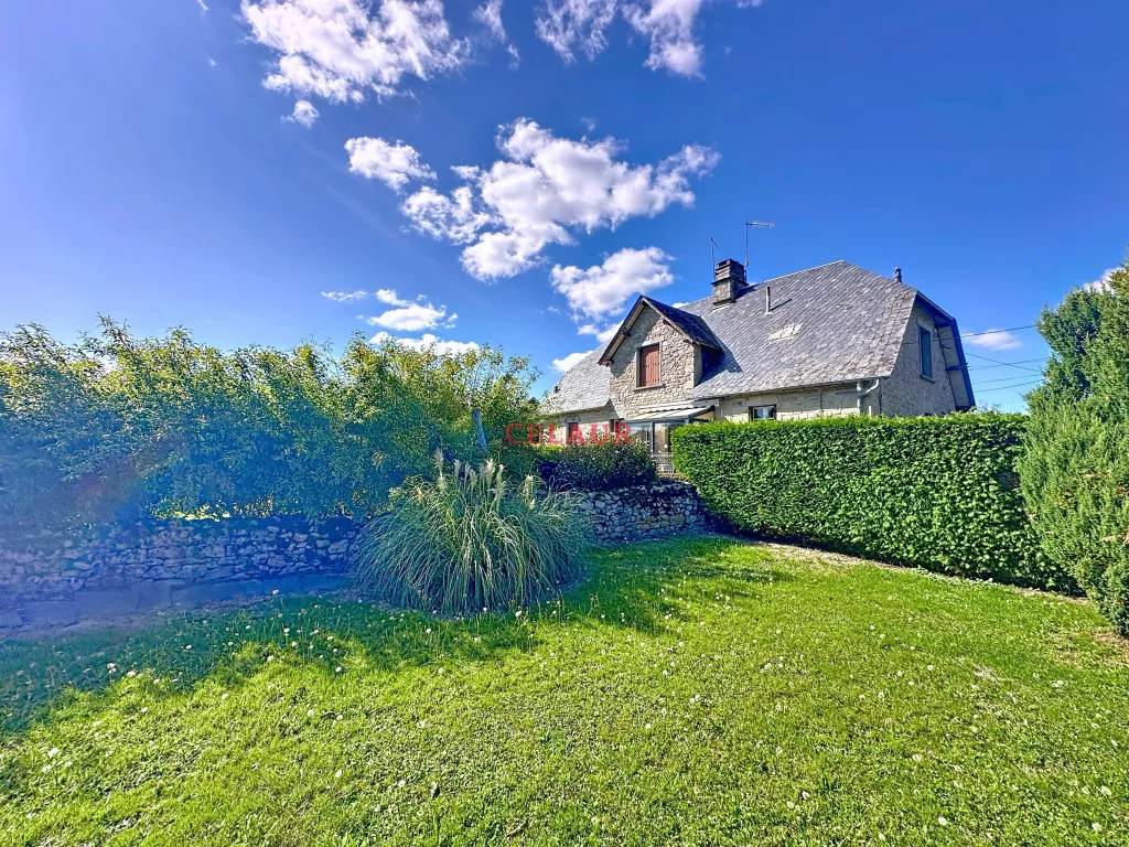 MAISON DE CARACT&Egrave;RE AVEC D&Eacute;PENDANCES ET 1 HECTARE