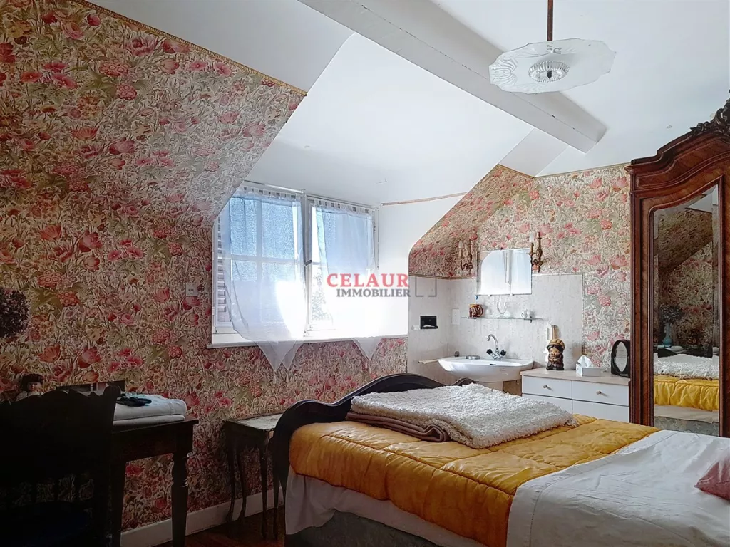 Maison familiale avec d&eacute;pendance et jardin arbor&eacute; et clos.