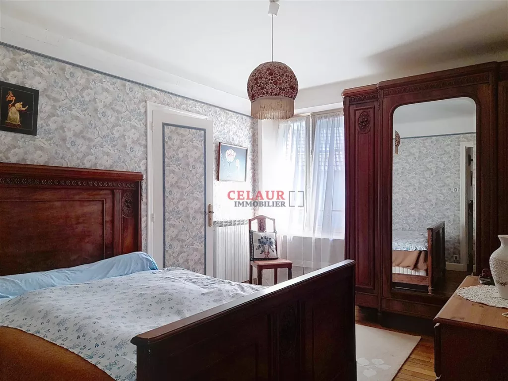 Maison familiale avec d&eacute;pendance et jardin arbor&eacute; et clos.