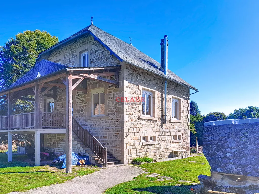 Solide maison familiale avec plus de 3hectares attenant.