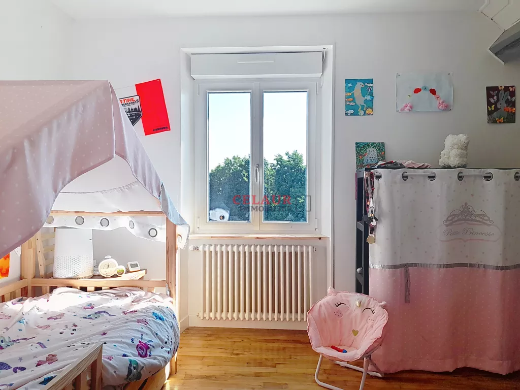 Solide maison familiale avec plus de 3hectares attenant.