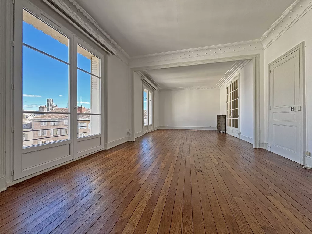 HYPER CENTRE APPARTEMENT T5 AVEC ASCENSEUR