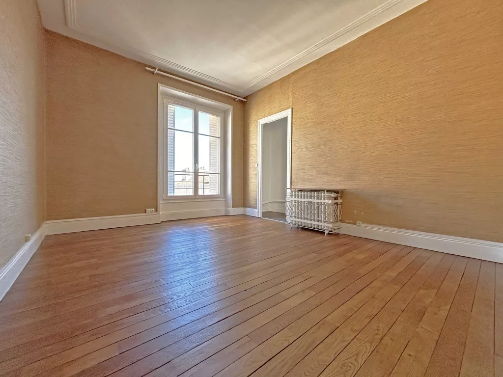 HYPER CENTRE APPARTEMENT T5 AVEC ASCENSEUR