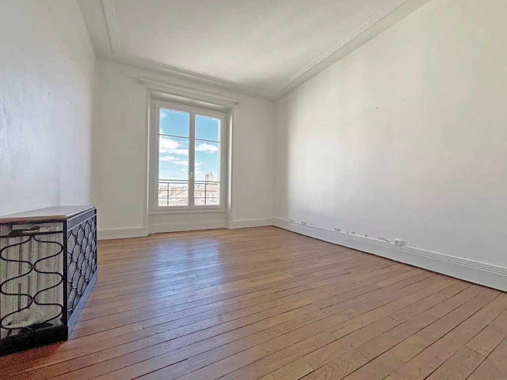 HYPER CENTRE APPARTEMENT T5 AVEC ASCENSEUR