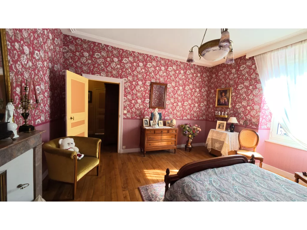 Maison de ma&icirc;tre sur plus de 5 hectares