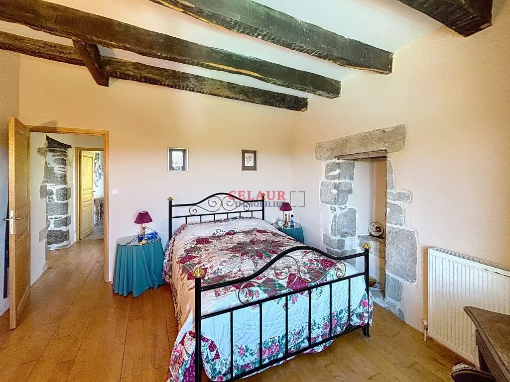 PROPRIETE AVEC MAISON ET DEPENDANCES PISCINE SUR 1 HA DE PARC CLOS