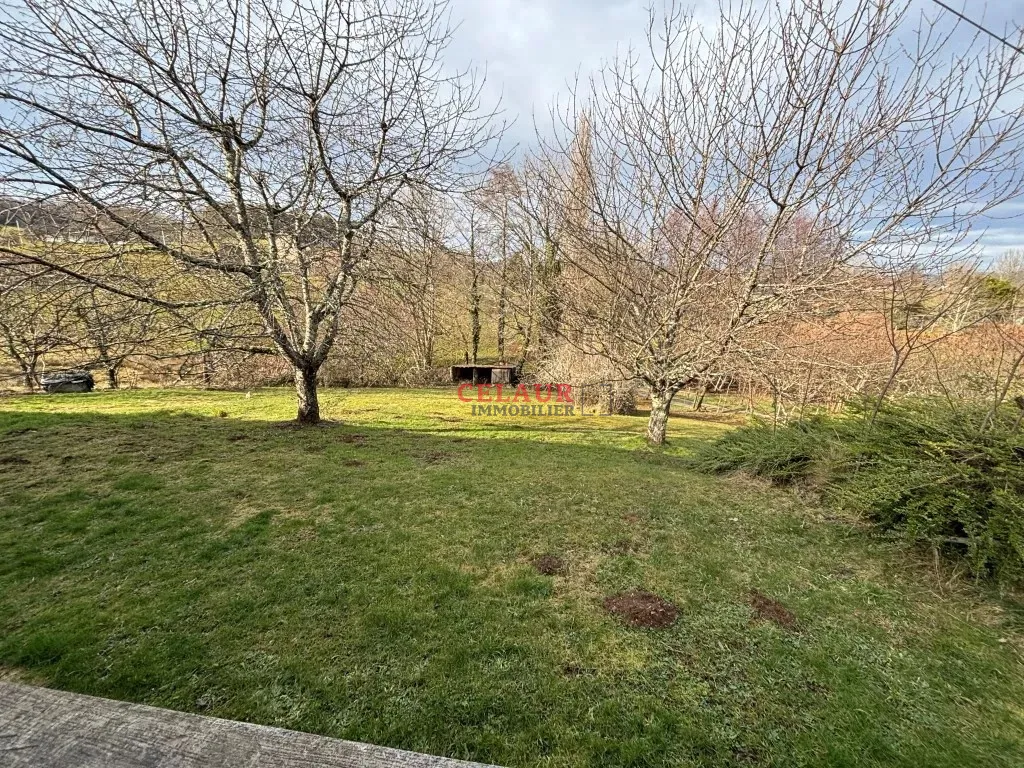 Maison de caract&egrave;re en pierre avec grange  et terrain