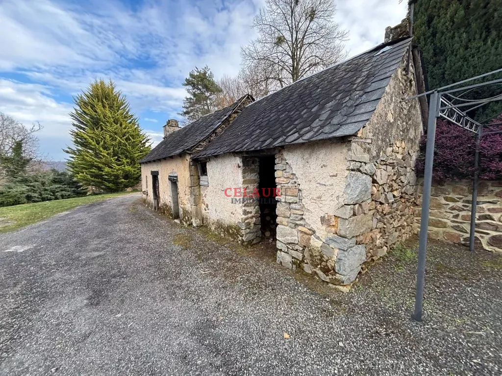 Maison de caract&egrave;re en pierre avec grange  et terrain