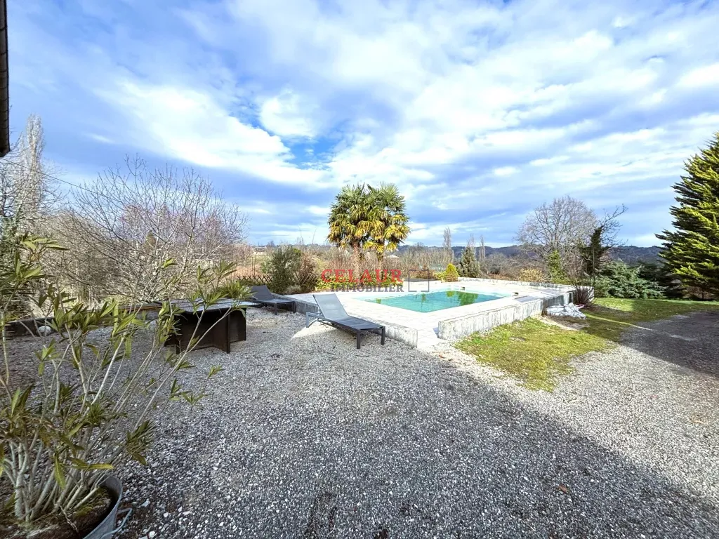 Maison de caract&egrave;re en pierre avec grange  et terrain