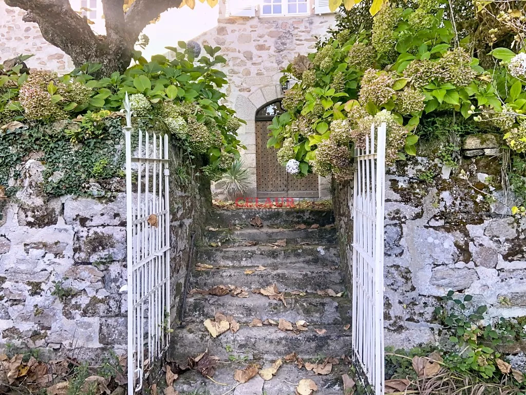 Maison de ma&icirc;tre sur plus de 7 hectares