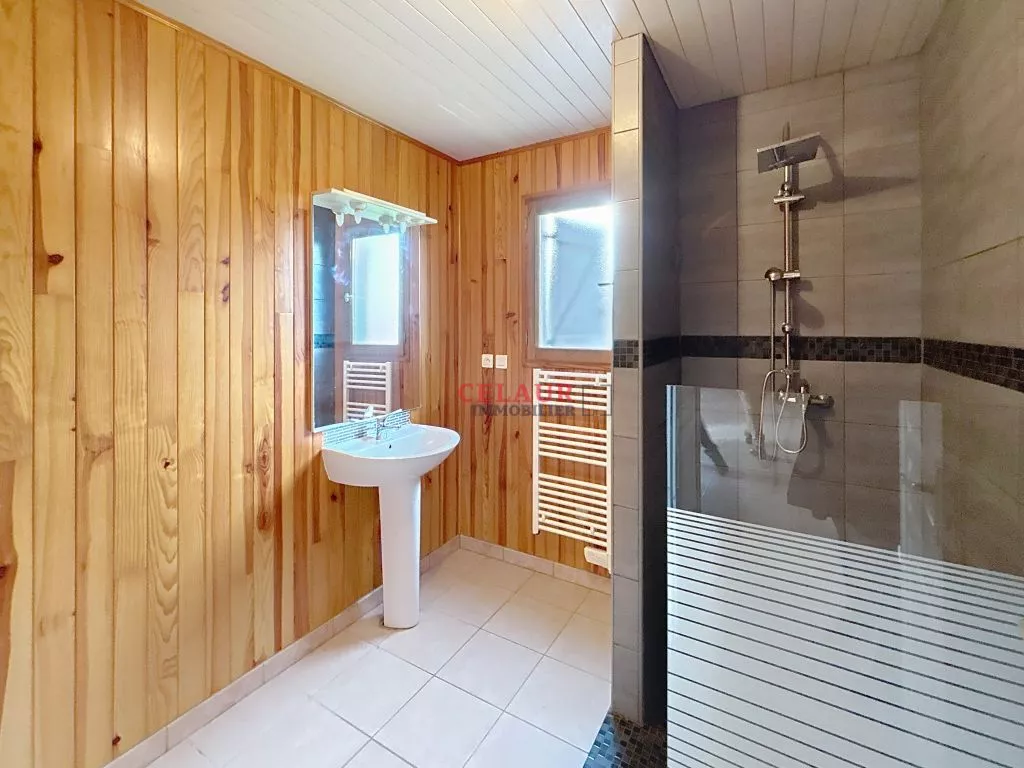 PLAIN PIED A OSSATURE BOIS SUR 1566 M&sup2; DE TERRAIN