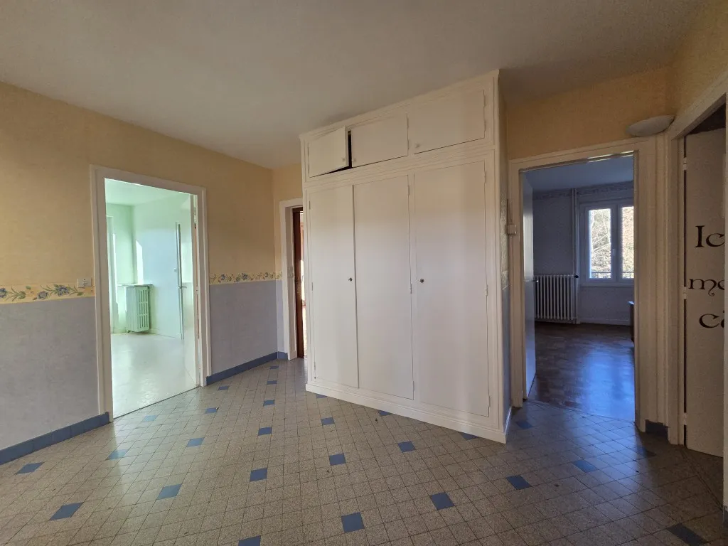 Maison en pierre situ&eacute;e au calme