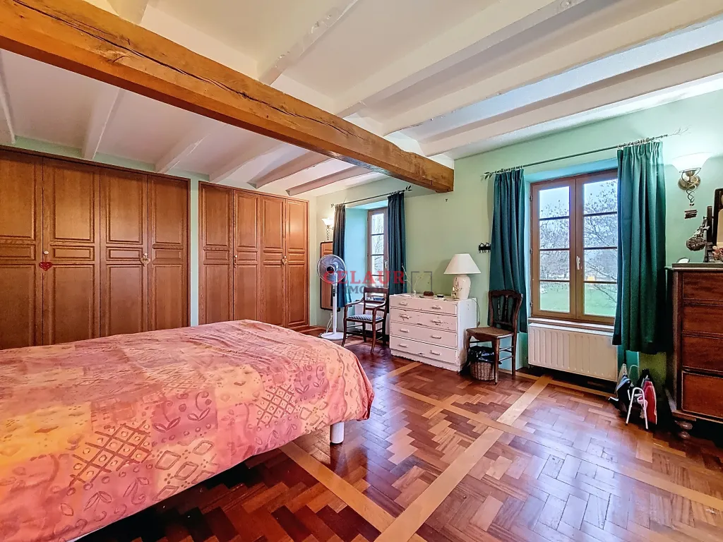 VASTE PROPRIETE EN PIERRE AVEC PISCINE