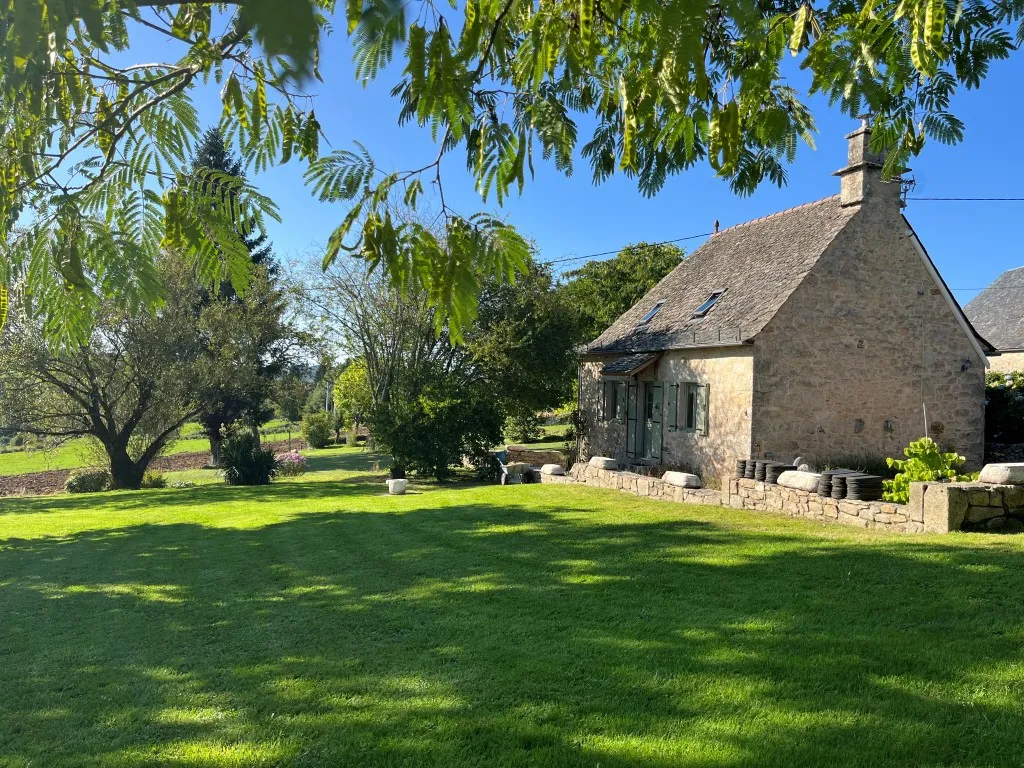 JOLIE MAISON DE CAMPAGNE AVEC TRES BEAU TERRAIN...