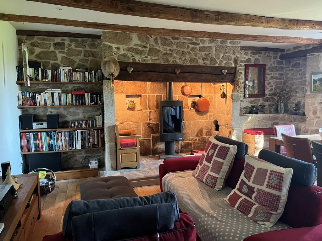 JOLIE MAISON DE CAMPAGNE AVEC TRES BEAU TERRAIN...