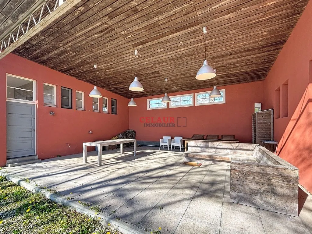 ANCIENNE ECOLE RENOVEE AVEC VUE DOMINANTE